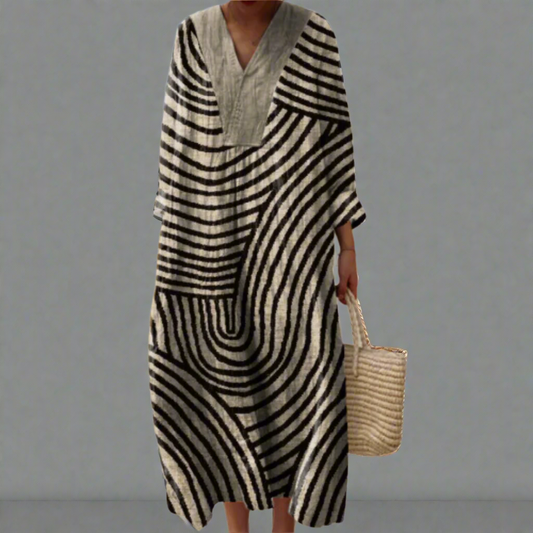 Irene™ | Monochromes Labyrinth Fließkleid